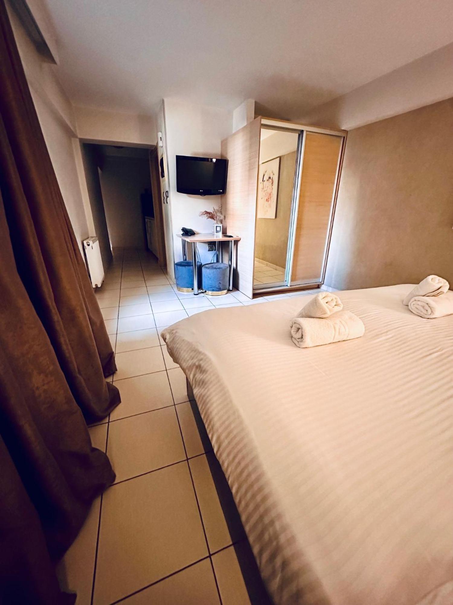 Mc Queen Rooms & Apartments Atene Esterno foto