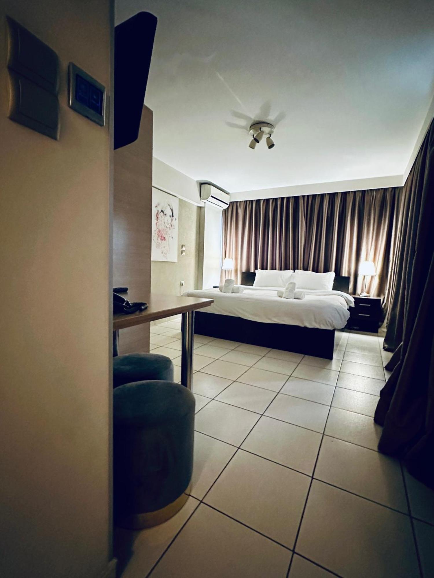 Mc Queen Rooms & Apartments Atene Esterno foto