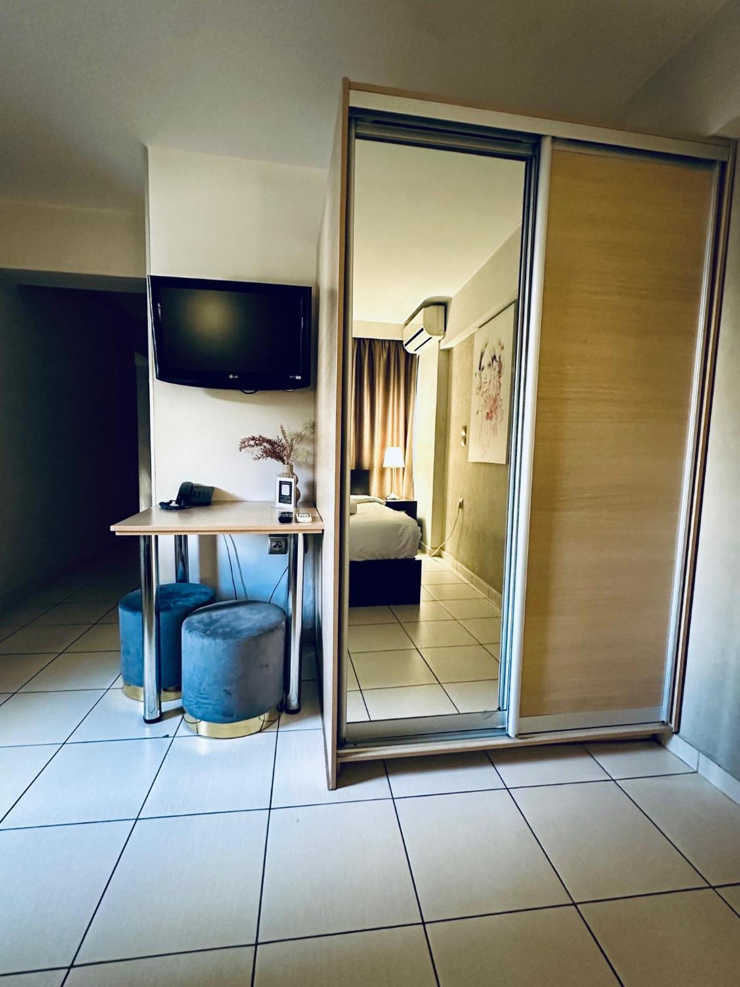 Mc Queen Rooms & Apartments Atene Esterno foto