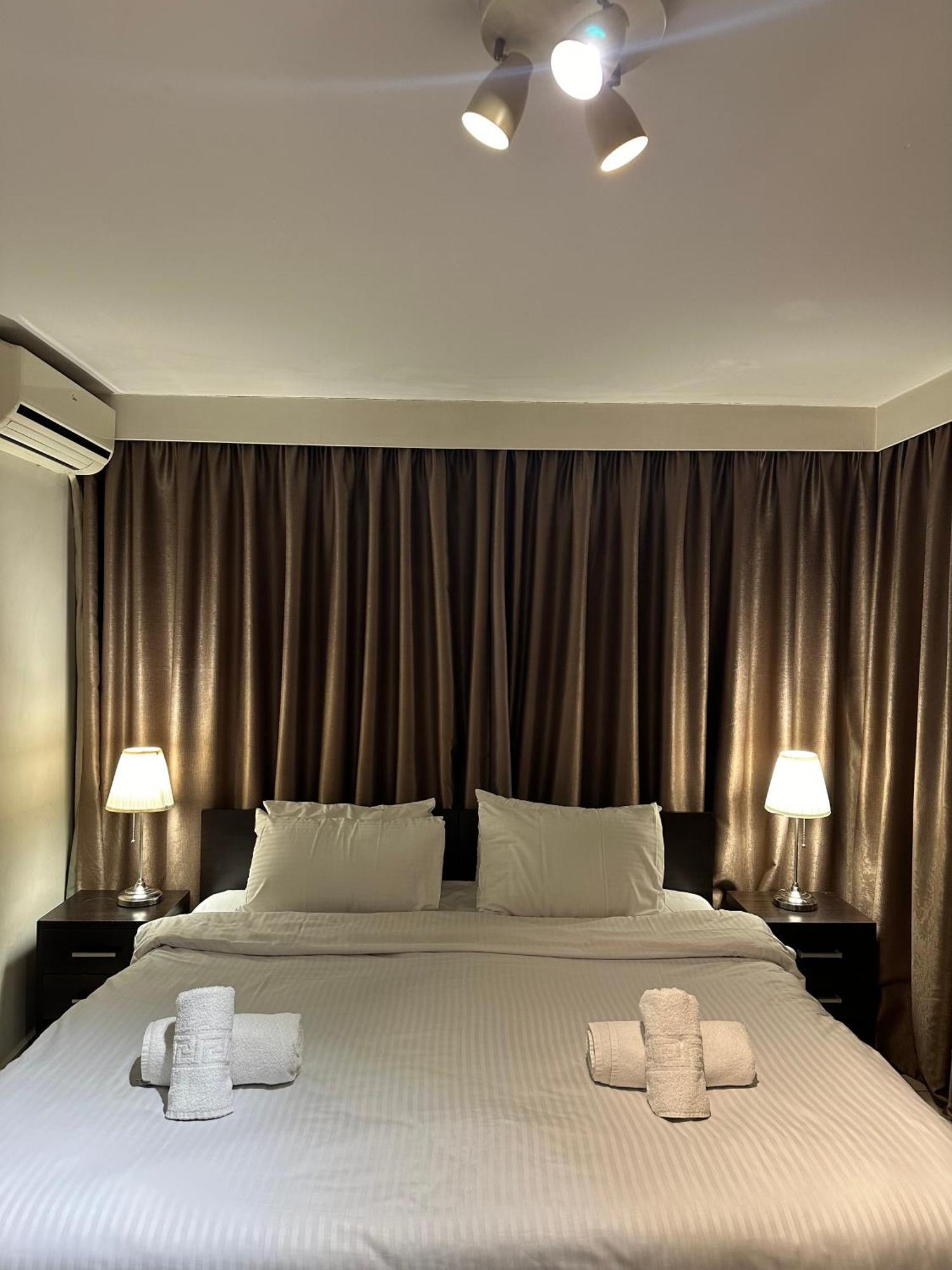 Mc Queen Rooms & Apartments Atene Esterno foto